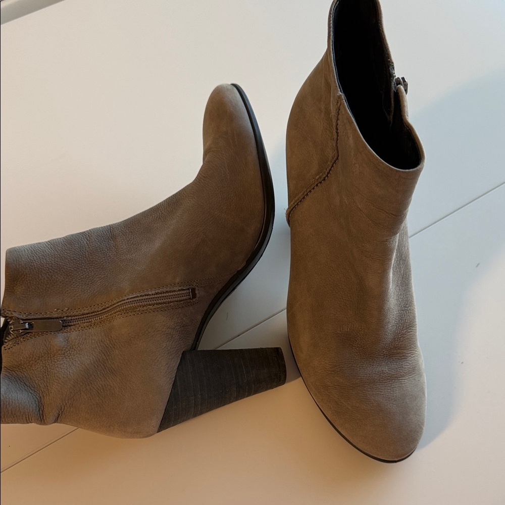 Stylish Ecco grey Ankle Boots for Women. Excellent condition.